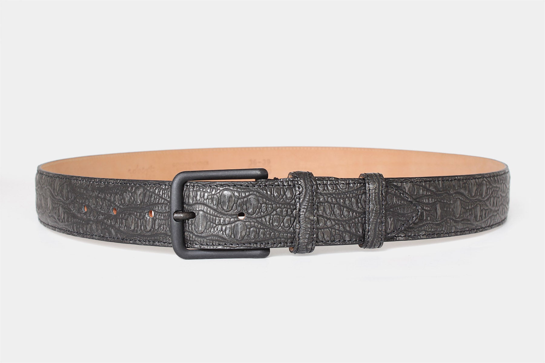 Men’s grey embossed lizard-style Italian leather belt with modern matte black buckle. Handmade in Italy.
