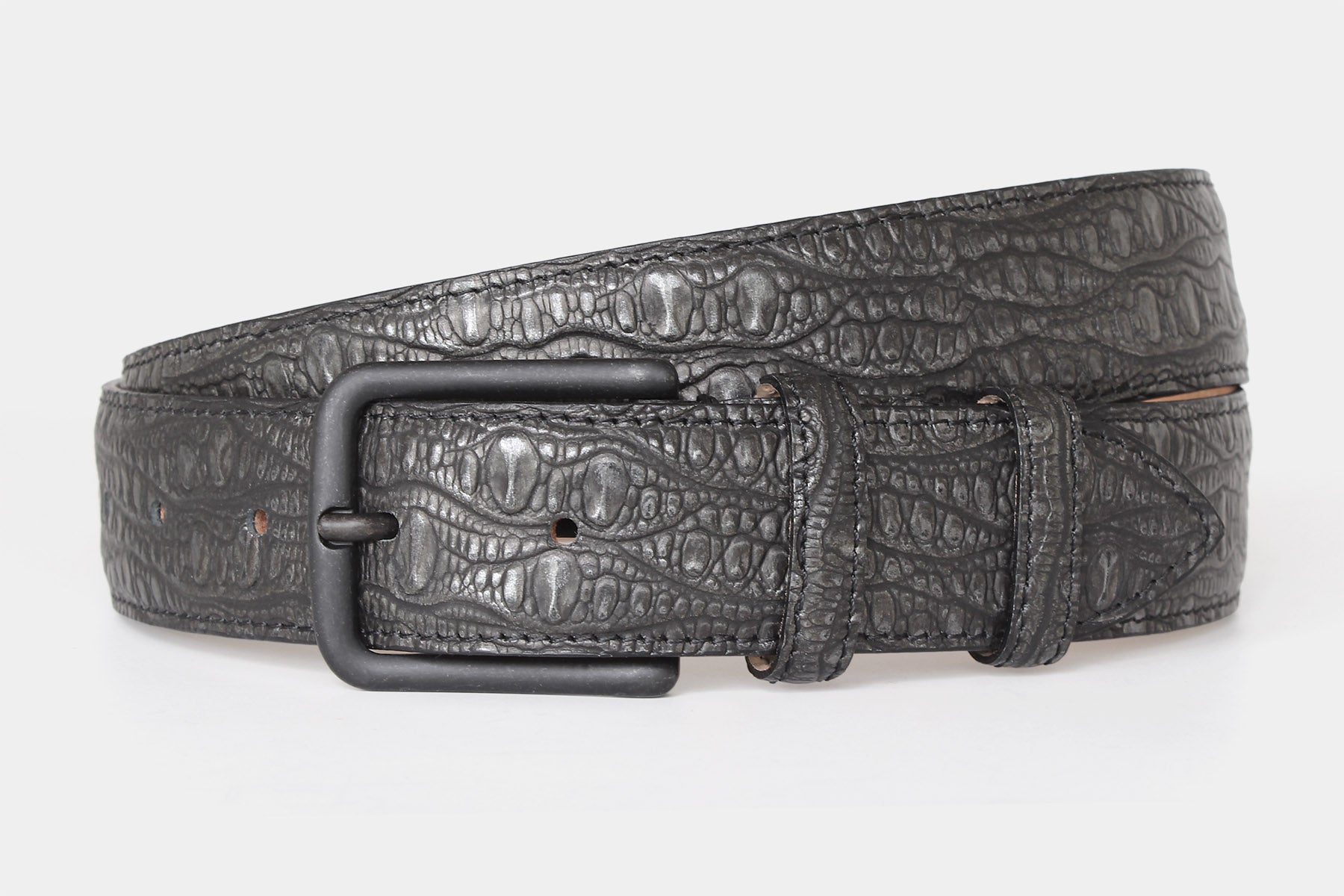 Men’s grey Italian leather belt with refined lizard-style embossed texture and modern matte black buckle.